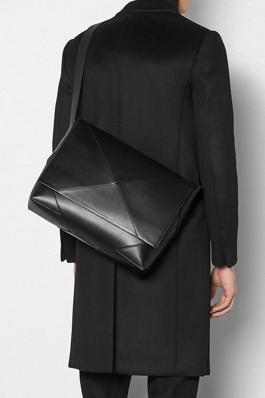 BOTTEGA VENETA Maxi Weave Messenger Bag in Black 4