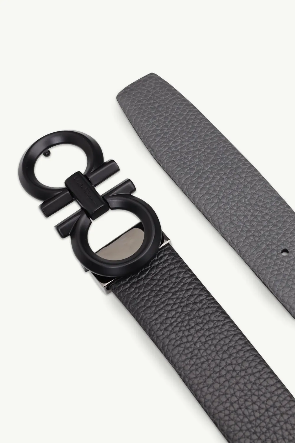 SALVATORE FERRAGAMO Men Reversible Gancini Belt 3.5cm in Black/Asphalt Gray Textured Calfskin BHW 2