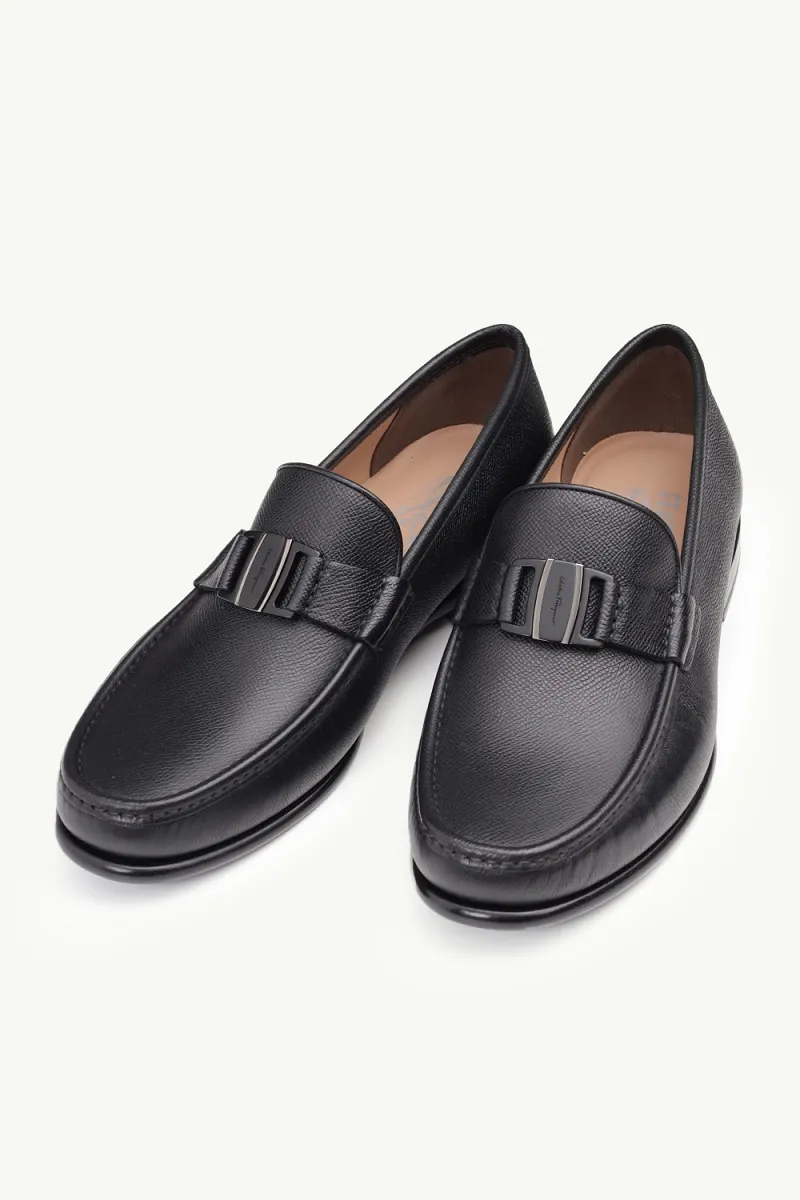 SALVATORE FERRAGAMO Men Noel Moccasins Loafers in Black Hammered Leather with Vara Ornament 1