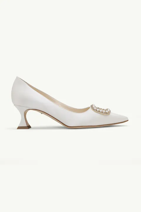 MANOLO BLAHNIK Fabeta Pumps 5cm in Cream Satin with Crystal & Pearls