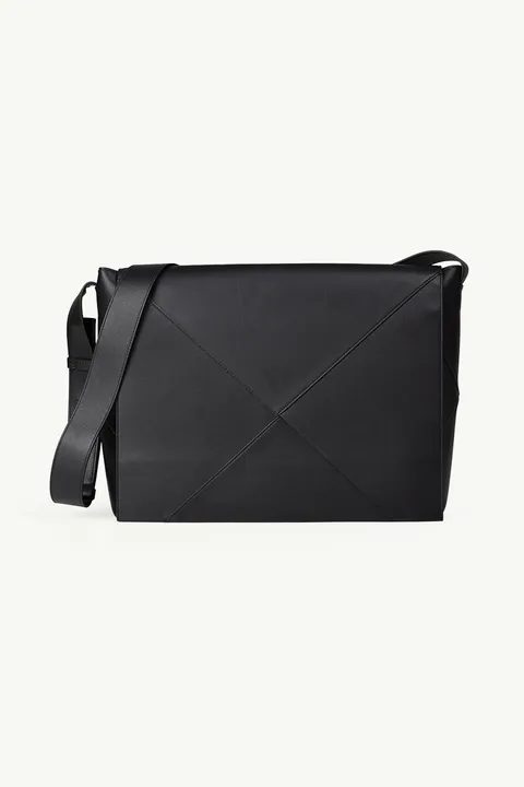 BOTTEGA VENETA Maxi Weave Messenger Bag in Black